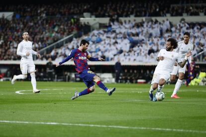 Lionel Messi dispara a puerta ante Marcelo del Real Madrid.