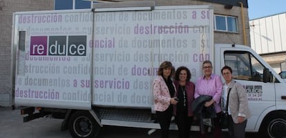 De izquierda a derecha: Elena Mateo, Inma Subiés y dos trabajadoras de la empresa.