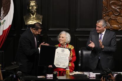 El presidente de la mesa directiva del Senado de la República, Alejandro Armenta, junto al secretario de Gobernación, Adán Augusto López, entrega a la escritora Elena Poniatowska la Medalla Belisario Domínguez.