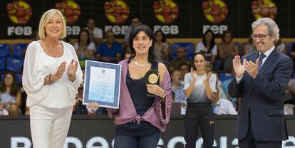 Muguruza recibe el galardón a la mejor entrenadora de España en 2017. FEB