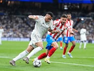 Kylian Mbappé se intenta marchar de Álex Moreno.