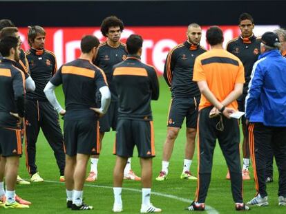 Ancelotti se dirige a sus jugadores en el Dortmund stadiumOLLARZ