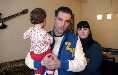 Juan Carlos Montoro, dos años en paro, y su mujer, Minerva, licienciada en Químicas y parada, y su hija, en su casa de Jaén, una de las provincias más afectadas por el paro.