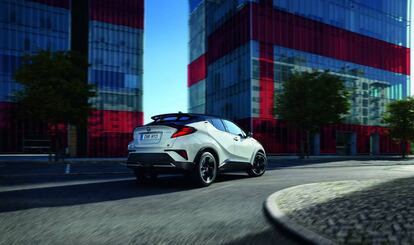 Toyota C-HR Electric Hybrid. La marca japonesa aplica un descuento del 15% en la renovación del seguro a los conductores de sus modelos híbridos.