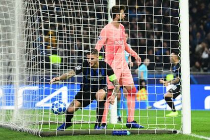 El argentino Icardi recoge el balón de la red tras abatir al guardameta del Barcelona.