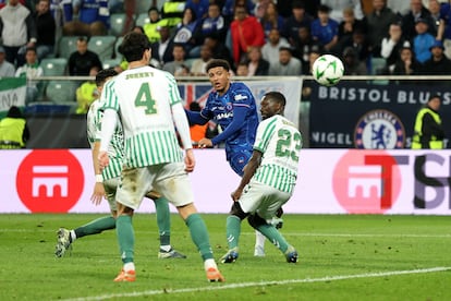 El jugador del Chelsea Jadon Sancho, dispara entre varios jugadores del Real Betis, para poner el 1-3 en el marcador.