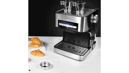 Cafetera espresso sobre fondo blanco.