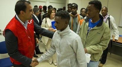 Los refugiados eritreos tras aterrizar en Madrid.