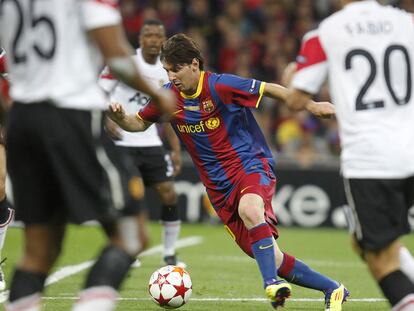 Messi busca espacio en la frontal del área del Manchester para chutar y marcar el segundo gol del Barça.