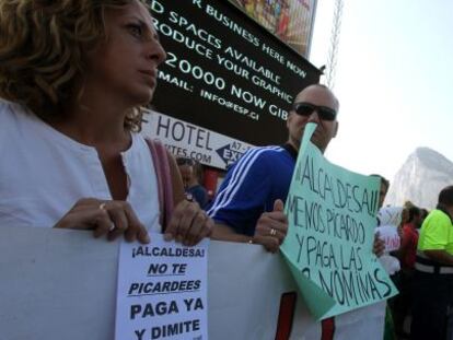 Empleados municipales de La L&iacute;nea, durante la protesta cerca de Gibraltar por los impagos de sus n&oacute;minas.