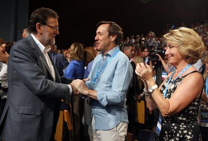 Rajoy, además y en línea con su discurso reiterado desde el fracaso electoral del PP en las elecciones del 24 de mayo, ha vuelto a prevenir contra el PSOE, Podemos y los independentistas como quienes pueden poner en riesgo el trabajo del PP en el Gobierno. En la imagen, Rajoy saluda a Rafael Hernando junto a Esperanza Aguirre.