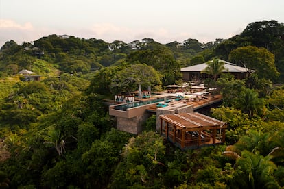 One&Only Mandarina, en Riviera Nayarit (México). Camuflado en un húmedo entorno selvático, ha sido pionero en muchas de las características vanguardistas que ofrece para los demás hoteles de lujo del país y ahora recibe el reconocimiento como el mejor hotel de Norteamérica 2023. Se trata del primer alojamiento que no ofrece habitaciones. En cambio, están a disposición de los huéspedes 105 villas colocadas en las copas de los árboles. Cada una con su propia piscina privada y un espacio íntimo al aire libre. La cocina de su restaurante está dirigida por el chef Enrique Olvera, dueño del restaurante número 9 en The World's 50 Best Restaurants 2023. 