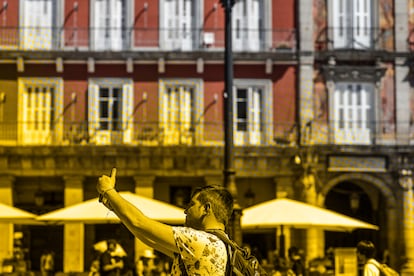 Un hombre se saca un selfi en una plaza de Madrid.