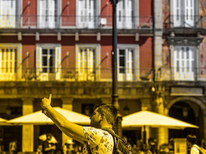 Un hombre se saca un selfi en una plaza de Madrid.