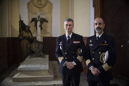 Manuel Cervera de la Paz (i), capitán de fragata de la Armada, y Jaime Cervera Valverde, comandante Naval de Cádiz, junto a la tumba del almirante Cervera.