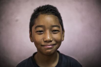 Sumit Lama, 11 años. Su padre está desaparecido y su madre limpia casas. El sueldo no le permite a la progenitora encargarse de él y de su hermana mayor.