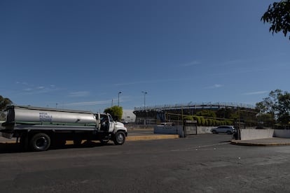 Un camión transporta agua potable en las inmediaciones del Estadio Azteca. 