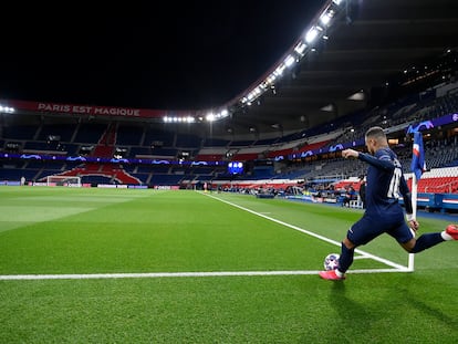 Neymar lanza un saque de esquina en un PSG-Borussia Dortmund.