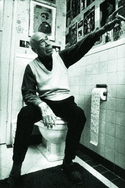 Henry Miller en el baño, donde leyó a Nietzsche y se sintió, como todos, un superhombre después de tirar de la cadena.