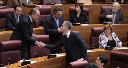 Costa, a la izquierda, saluda a Camps en un pleno de las Cortes Valencianas.