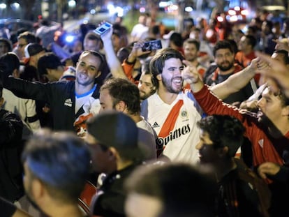 Hinchas de River Plate esperan la llegada de los jugadores al hotel de Lima donde esperarán el partido ante Flamengo.