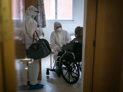 Voluntarios de la ONG Proactiva Open Arms ayudaban a las residencias en el traslado de ancianos del Sistema d Emergencies Mediques (SEM). En la imagen, una residencia del barrio de Horta.