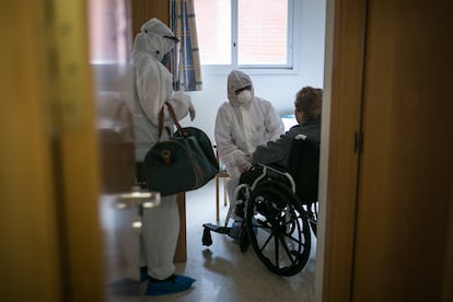 Voluntarios de la ONG Proactiva Open Arms ayudaban a las residencias en el traslado de ancianos del Sistema d Emergencies Mediques (SEM). En la imagen, una residencia del barrio de Horta.