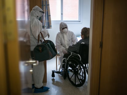 Voluntarios de la ONG Proactiva Open Arms ayudan a las residencias en el traslado de ancianos.