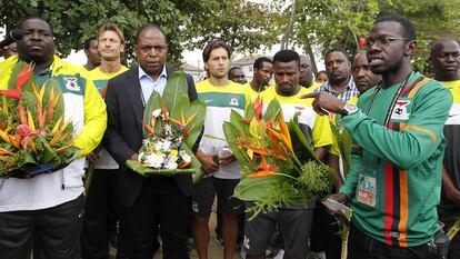 Kalusha Bwalya (2i), presidente de la Federación de Fútbol de Zambia, en 2012 en un homenaje por el accidente aéreo mortal de la selección de fútbol del país en 1993.