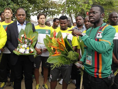 Kalusha Bwalya (2i), presidente de la Federación de Fútbol de Zambia, en 2012 en un homenaje por el accidente aéreo mortal de la selección de fútbol del país en 1993.