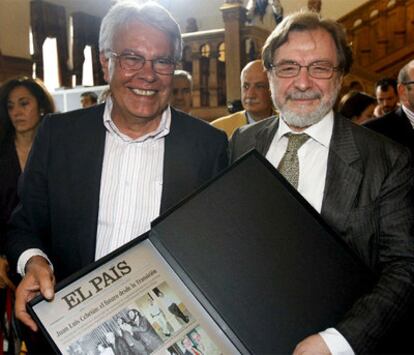 Felipe González y Juan Luis Cebrián, durante el homenaje en la Universidad Menéndez Pelayo al consejero delegado de PRISA.