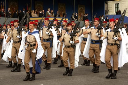 La tercera agrupación a pie estaba integrada por Unidades del III tercio don Juan de Austria de la Legión y del Tabor de Regulares de los Grupos de Regulares 52 de Melilla y Regulares 54 de Ceuta, que se caracterizan por desfilar con un paso específico.