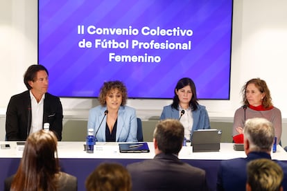 Desde la izquierda, el presidente de Futbolistas ON, Juanjo Martnez; la presidenta de la Liga F, Beatriz ?lvarez; la presidenta de Futpro, Amanda Gutirrez, y Maite Snchez Martn, de CC OO, durante la firma del convenio colectivo este lunes en Madrid.