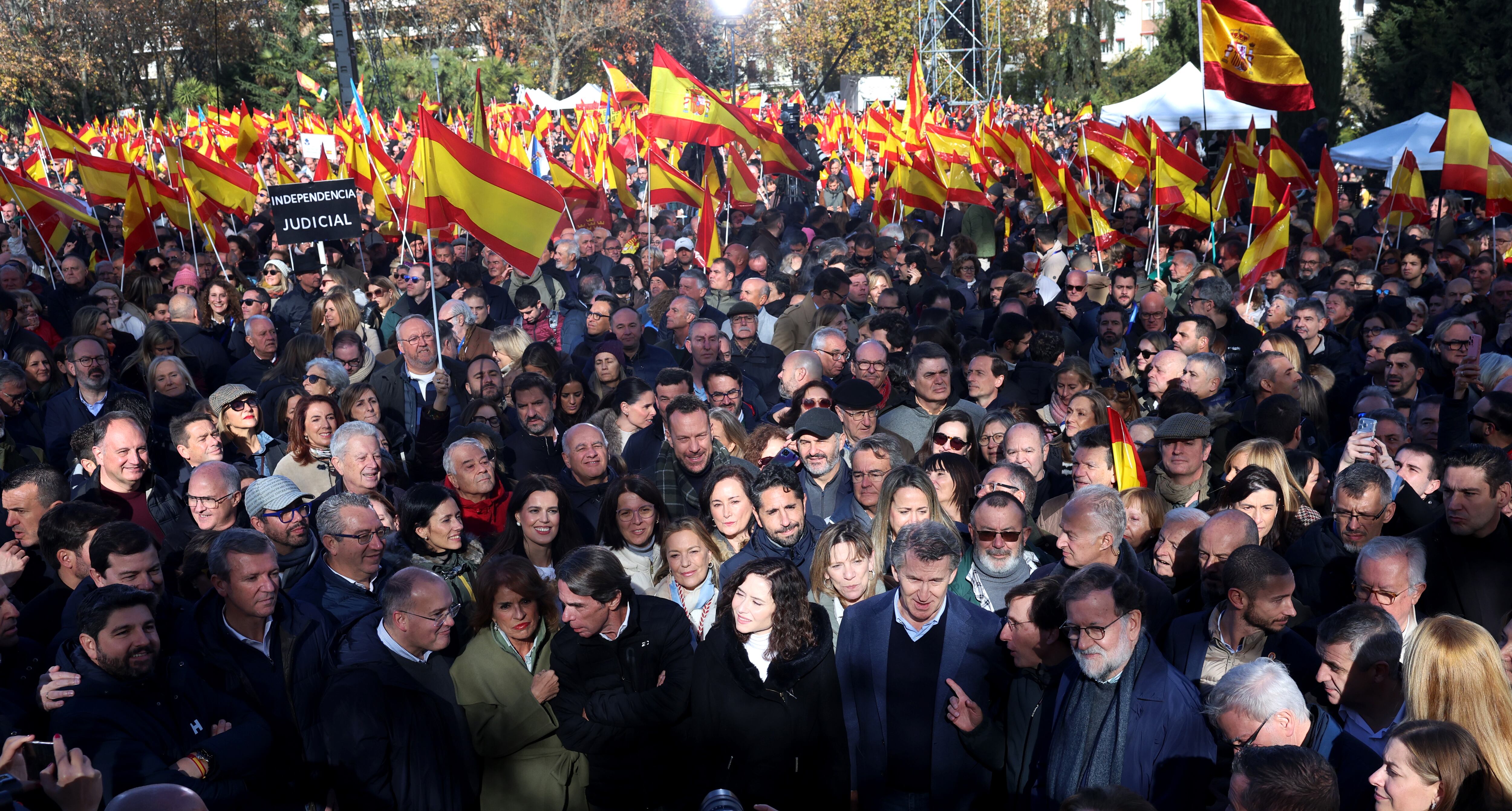 Centenares de personas en la concentración del Partido Popular en el Templo de Debod de Madrid, este domingo. 