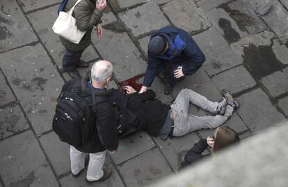 Un hombre herido en el ataque en el Parlamento, en Londres.