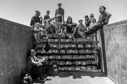 La familia Coto posa para un retrato a bordo de 'La Bestia' en Samalayuca (México), el 8 de mayo de 2023.