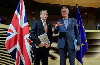El jefe del equipo negociador europeo, Michel Barnier, y su homólogo británico para el Brexit, David Frost, en Bruselas el 2 de marzo.