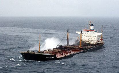 El petrolero <i>Prestige</i> es remolcado el 15 de noviembre de 2002 para alejarlo de la costa gallega.