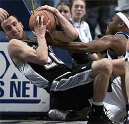 Ginobili atenaza el balón ante la oposición de Van Excel, de los Mavericks de Dallas.