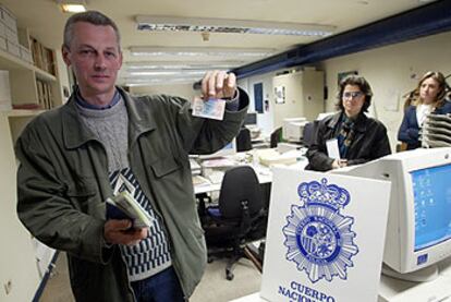 Vladimir Tomachevscii, víctima del atentado, recibió ayer su tarjeta de residencia.