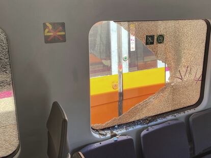 Imagen de la ventana de un vagón hecha añicos tras el impacto de una pedrada.