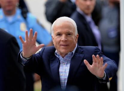 John McCain saluda a sus seguidores durante un mitin electoral celebrado el sábado en Woodbridge, Virginia.