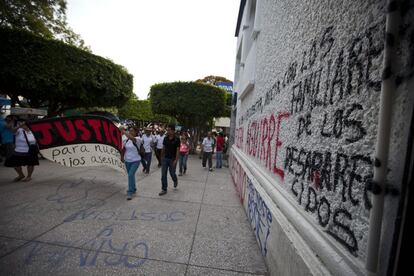 Estudiantes y familiares marchan por las calles de Chilpancingo para exigir justicia por los 43 desaparecidos en Iguala.