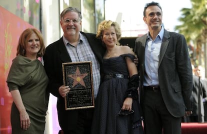 Matt Groening posa con su estrella acompañado de Nancy Cartwright, Yeardley Smith y Hank Azaria, que ponen voz a algunos personajes de 'Los Simpson'