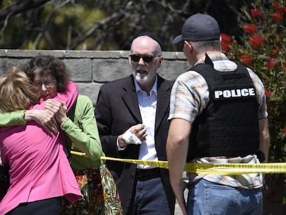 Mulheres se abraçam no exterior da sinagoga Chabad, em Poway, Califórnia.