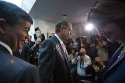 El presidente de la Cámara Baja y el líder de la mayoría republicana, John Boehner (c), sale tras atender a los medios en el Capitolio de Washington.