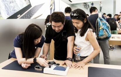 Clientes en la nueva tienda de Apple en Hong Kong, China