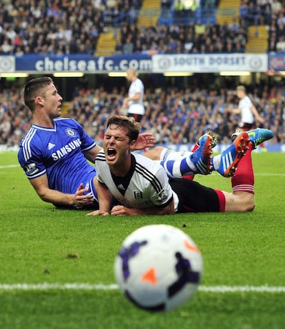 Scott Parker se duele tras un lance con Gary Cahill.