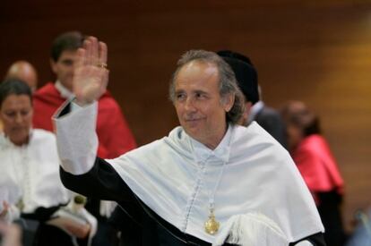 El cantautor Joan Manuel Serrat, ayer, durante su investidura como doctor <i>honoris causa</i> por la Universidad Miguel Hernández de Elche.