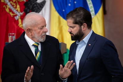 Luiz Inácio da Silva speaks with Gabriel Boric during a press conference at La Moneda Palace in Santiago, Chile, on August 5, 2024.  